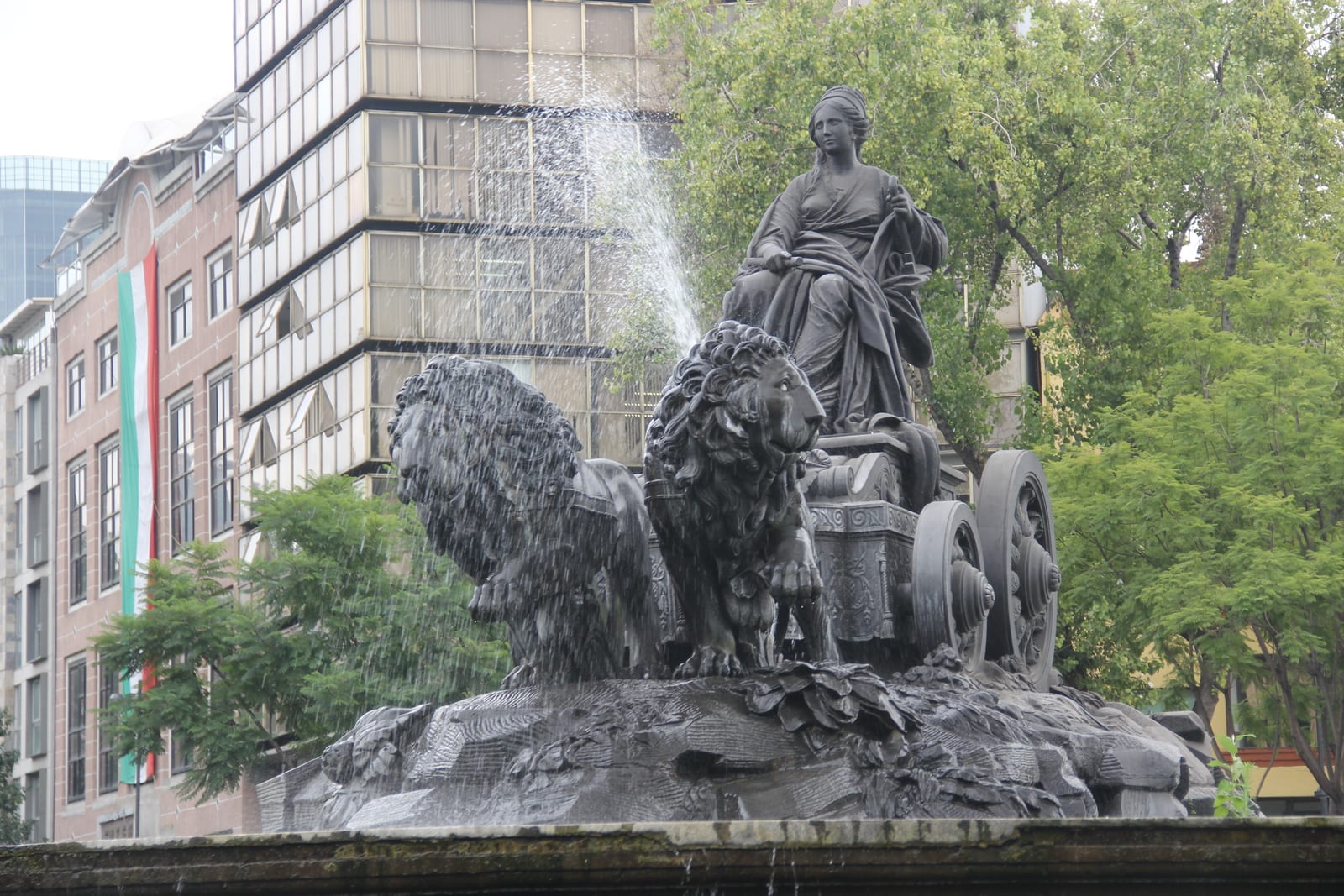 Vista frontal de la Fuente de Cibeles (réplica madrileña) en la Ciudad de México