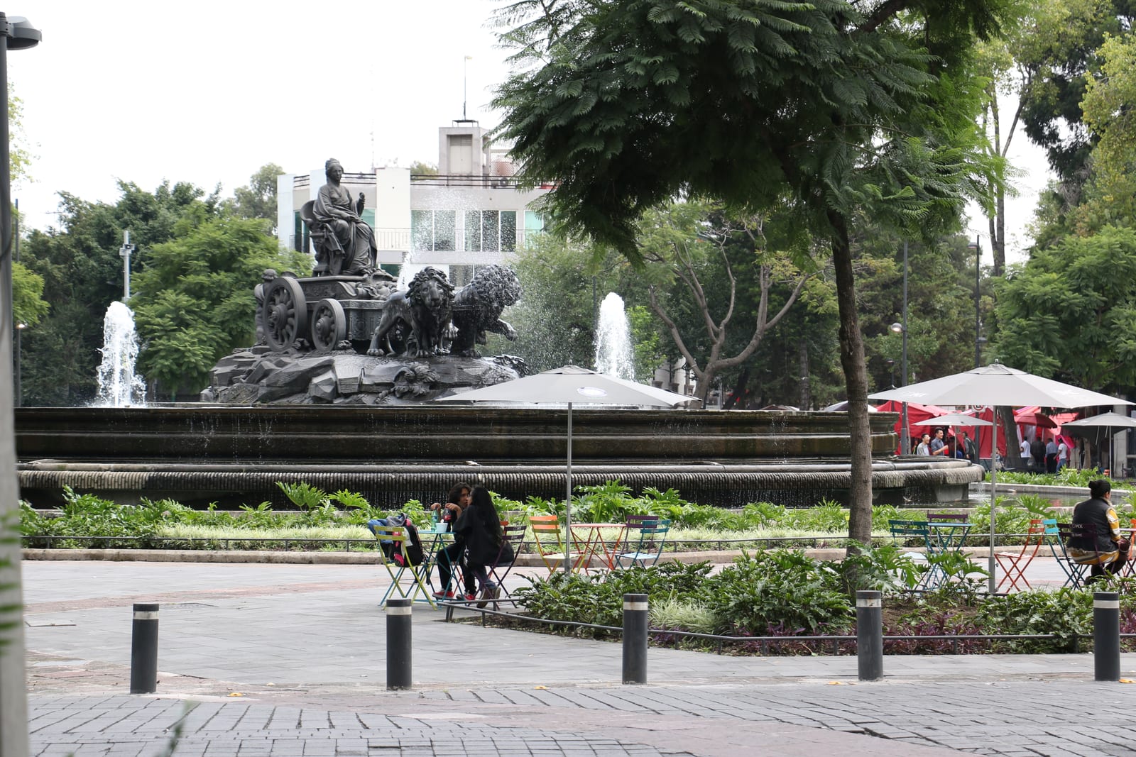 Contexto urbano arbolado de la Fuente de Cibeles y su plaza en Roma Norte, Ciudad de México
