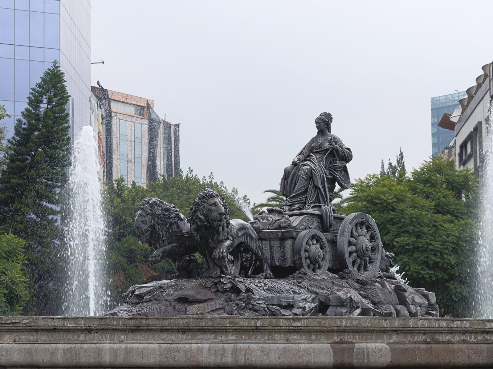 Fuente de Cibeles (réplica de la fuente de Madrid) en la Plaza Villa de Madrid, Roma Norte, Ciudad de México — vista general